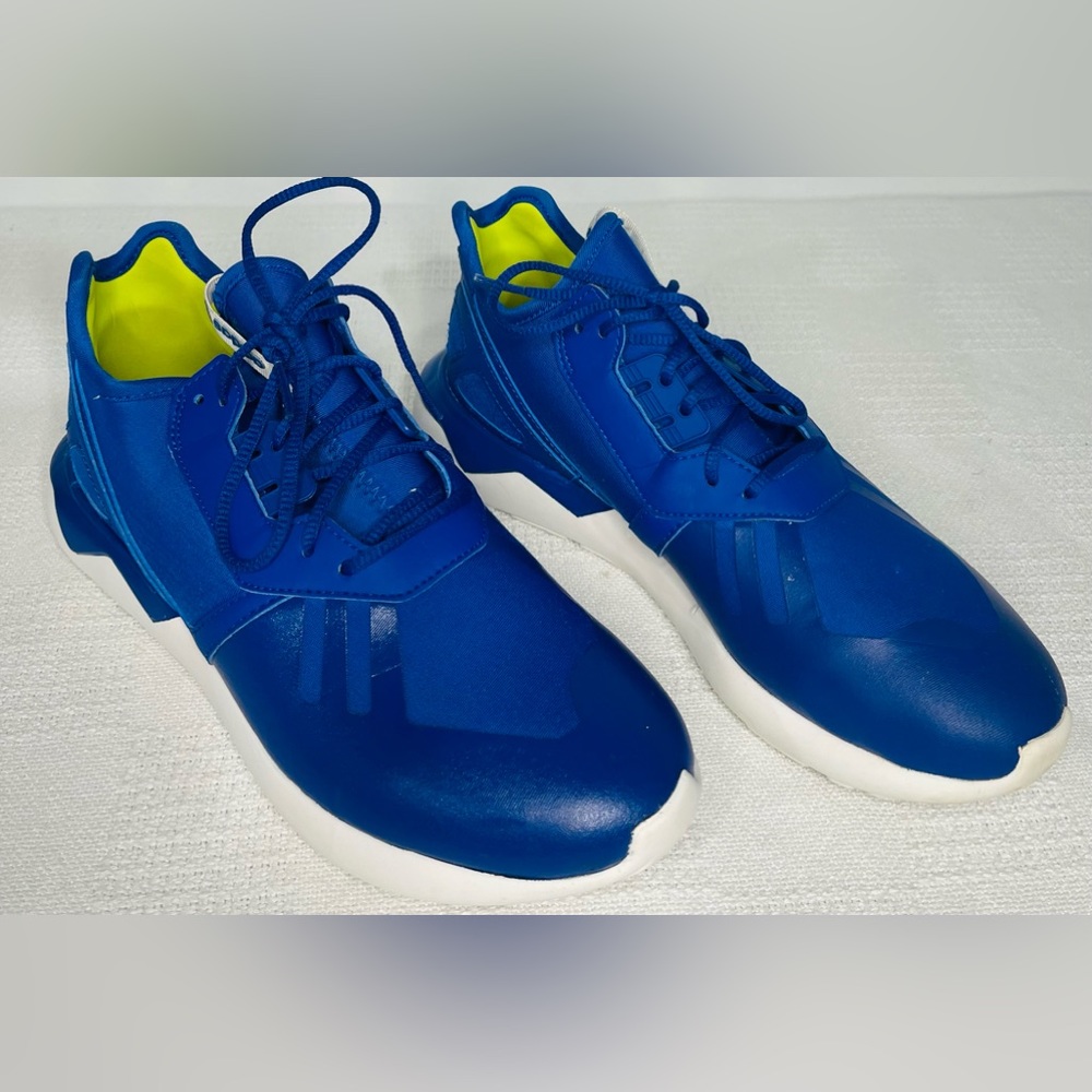 EUC Women’s size 7 Adidas sneakers.